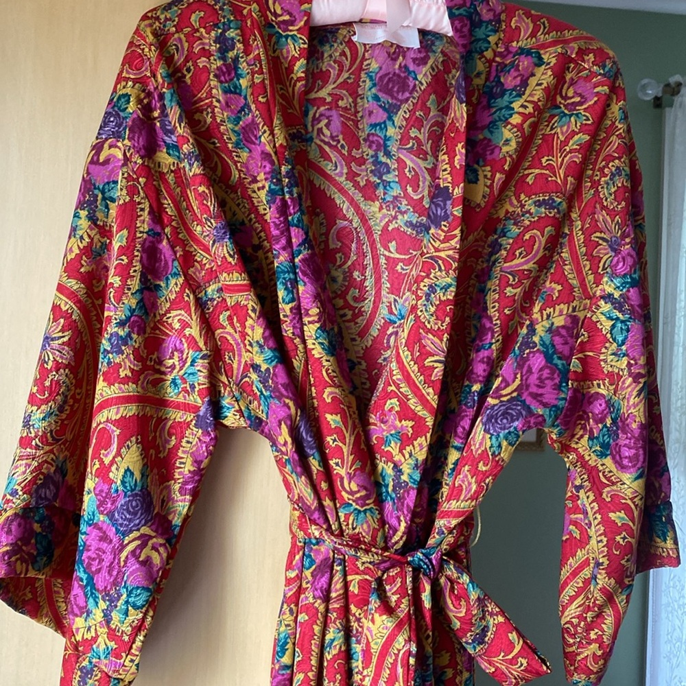 MIDI LENGTH BATHROBE. Gorgeous rich reds, golds and purple tones. - Picture 2 of 8